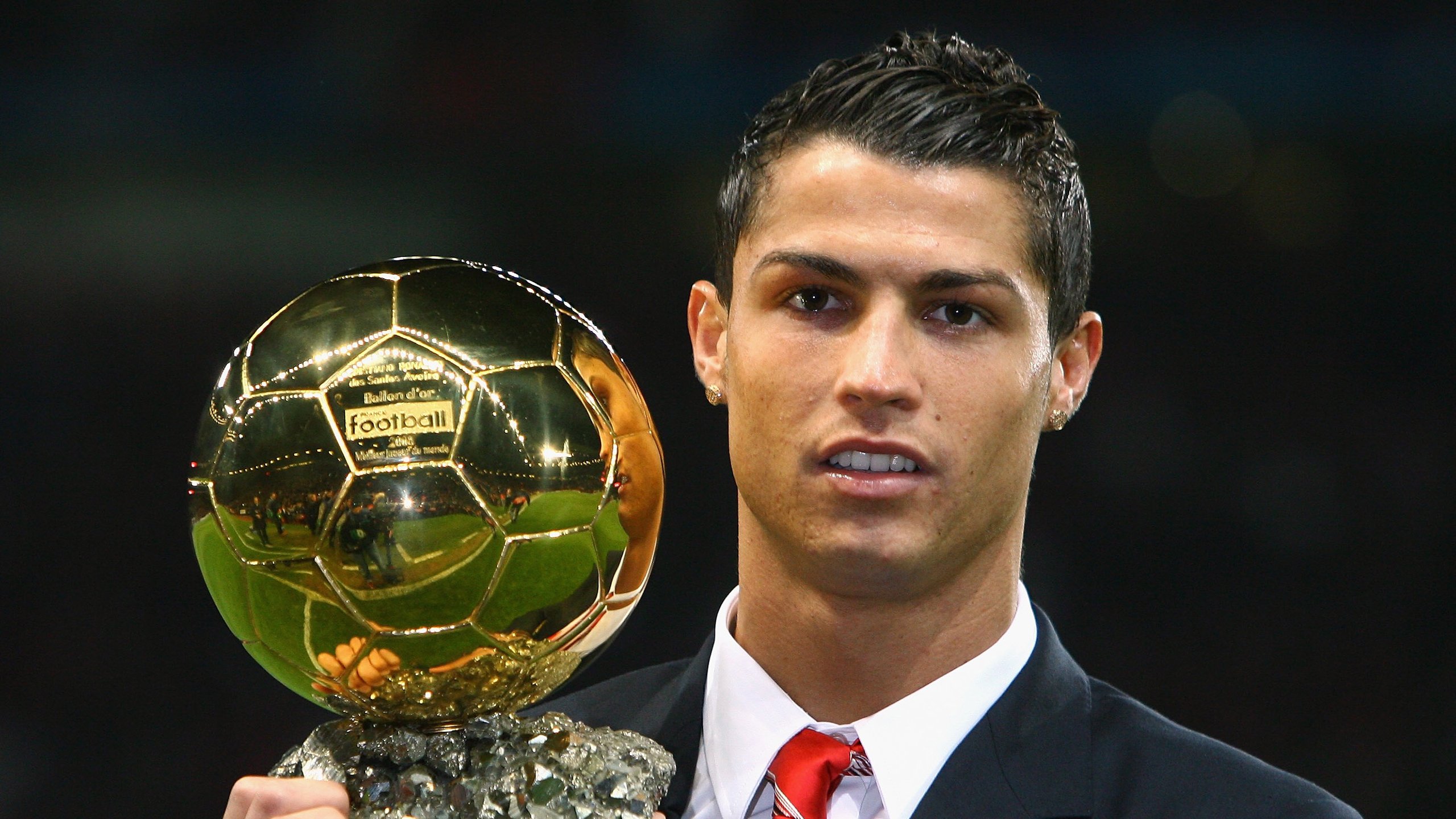 中国米兰官方-球员赛后情绪引发热议，如何管理球员在比赛中的情绪